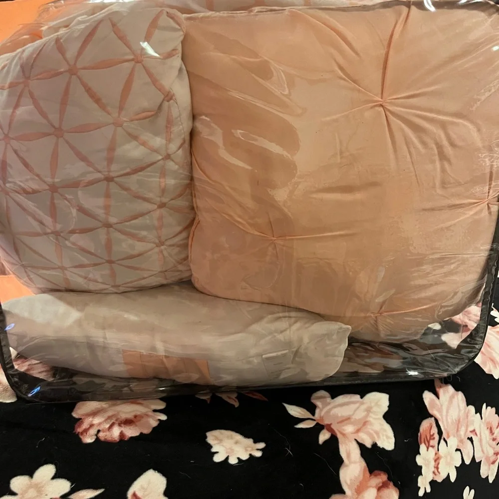 Madison Park Coral And White 6 Piece Comforter Set
